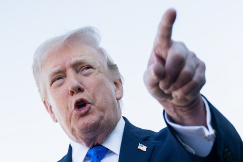Presiden Amerika Serikat Donald Trump berbicara kepada wartawan sebelum menaiki pesawat kepresidenan Air Force One di Bandara Internasional Palm Beach, West Palm Beach, Florida, pada Senin (23/3/2026). Foto: Saul Loeb/AFP