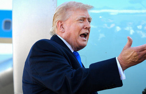 Presiden Amerika Serikat Donald Trump berbicara kepada wartawan sebelum menaiki pesawat kepresidenan Air Force One di Bandara Internasional Palm Beach, West Palm Beach, Florida, pada Senin (23/3/2026). Foto: Roberto SCHMIDT/AFP