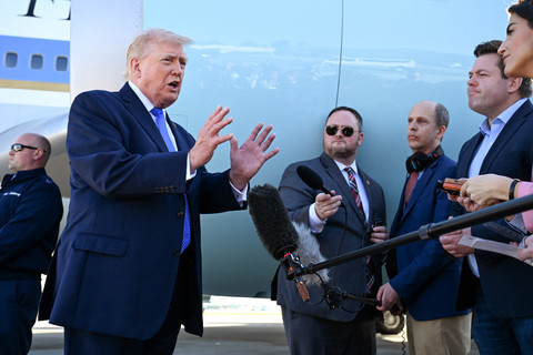 Presiden Amerika Serikat Donald Trump berbicara kepada wartawan sebelum menaiki pesawat kepresidenan Air Force One di Bandara Internasional Palm Beach, West Palm Beach, Florida, pada Senin (23/3/2026). Foto: Roberto SCHMIDT/AFP