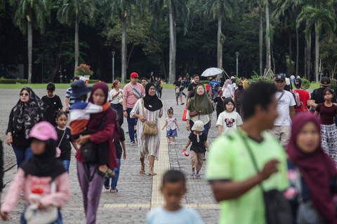 Sejumlah warga berwisata di Monumen Nasional (Monas), Jakarta, Senin (23/3/2026).  Foto: Darryl Ramadhan/ANTARA FOTO
