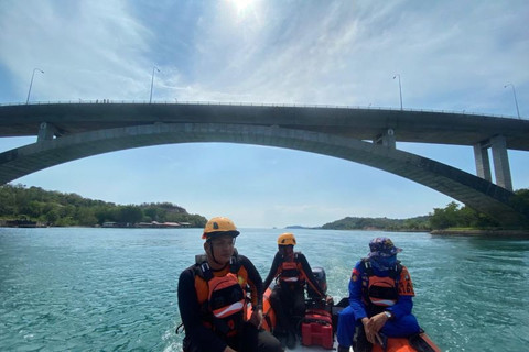 Tim SAR gabungan menggelar operasi pencarian terhadap seorang pria berusia 35 tahun yang diduga melompat ke laut dari atas Jembatan Lima Barelang, Kota Batam, Kepulauan Riau (Kepri), Senin (23/3/2026).  Foto: Humas SAR Tanjungpinang