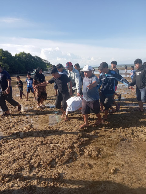 Tiga orang terseret arus dan tenggelam di Pantai Alor Tenda Biru, Ujunggenteng, Kecamatan Ciracap, Kabupaten Sukabumi, Senin (23/3). Foto: Dok. Istimewa