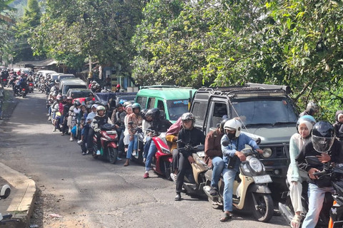 Antrean kendaraan di wilayah Kampung Cibatu, Desa Sampora, Kecamatan Cikidang, Selasa (24/3/2026). Foto: kumparan
