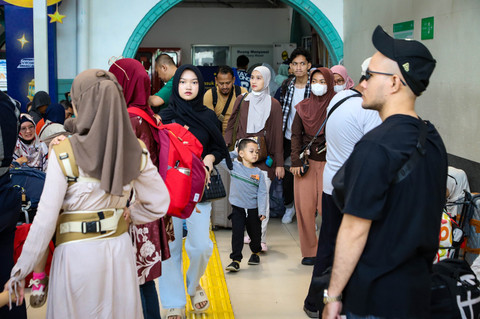 Sejumlah pemudik berjalan setibanya di Stasiun Pasar Senen, Jakarta, Selasa (24/3/2026). Foto: Iqbal Firdaus/kumparan
