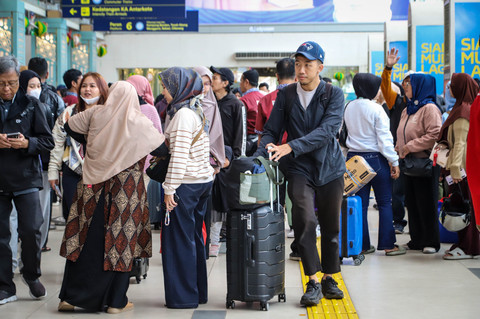 Sejumlah pemudik berjalan setibanya di Stasiun Pasar Senen, Jakarta, Selasa (24/3/2026). Foto: Iqbal Firdaus/kumparan