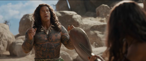 Aktor Dwayne Johnson alias The Rock bikin kejutan lewat penampilannya sebagai karakter Maui. Foto: YouTube Disney