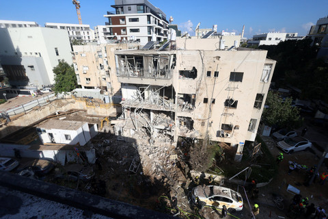 Petugas darurat bekerja di lokasi serangan rudal Iran di Tel Aviv, Israel, Selasa (24/3/2026). Foto: Ronen Zvulun/REUTERS