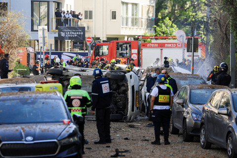 Petugas darurat bekerja di lokasi serangan rudal Iran di Tel Aviv, Israel, Selasa (24/3/2026). Foto: Ronen Zvulun/REUTERS