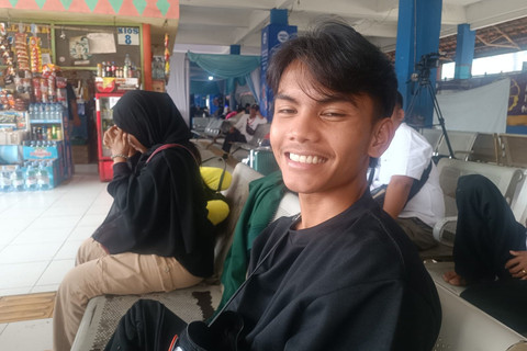 Akmal, salah satu warga yang mudik di Terminal Kampung Rambutan, Jakarta Timur, Selasa (24/3/2026). Foto: Ryan Iqbal/kumparan