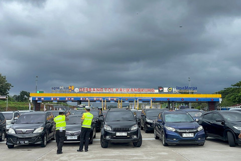 Persiapan penerapan one way nasional arus balik Lebaran di GT Kalikangkung, Jawa Tengah, Selasa (24/3/2026). Foto: Rayyan Farhansyah/kumparan