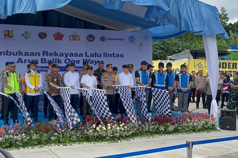 Kapolri Jenderal Listyo Sigit Prabowo membuka flag off one way nasional arus balik Lebaran di GT Kalikangkung, Selasa (24/3/2026). Foto: Rayyan Farhansyah/kumparan