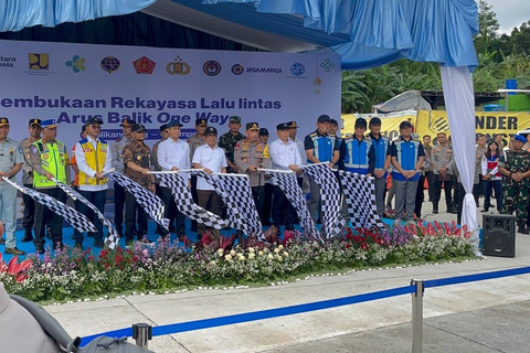 Kapolri Jenderal Listyo Sigit Prabowo membuka flag off one way nasional arus balik Lebaran di GT Kalikangkung, Selasa (24/3/2026). Foto: Rayyan Farhansyah/kumparan