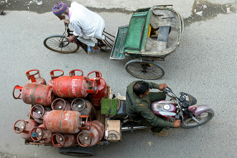 Kondisi serupa juga sempat terjadi sebelumnya. Pada Kamis (12/3), antrean panjang terlihat di luar agen gas di Ahmedabad, saat warga menunggu untuk mendapatkan tabung LPG.   Foto: NARINDER NANU/AFP