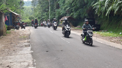 Kondisi arus lalu lintas di jalan Cikidang, Kabupaten Sukabumi, Selasa (24/3) yang smepat macet pada Senin malam hingga Selasa pagi. Foto: Dok. kumparan