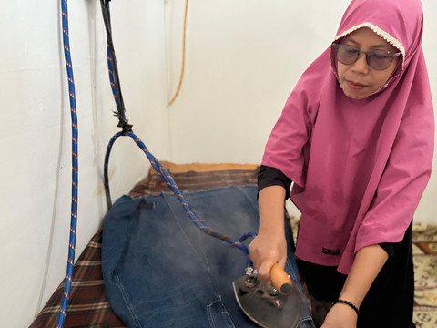 Sri Murni membuka usaha laundry mandiri usai dibantu oleh Kemensos. Foto: Dok. Kemensos