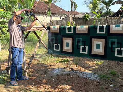 Sri Murni membuka usaha laundry mandiri usai dibantu oleh Kemensos. Foto: Dok. Kemensos