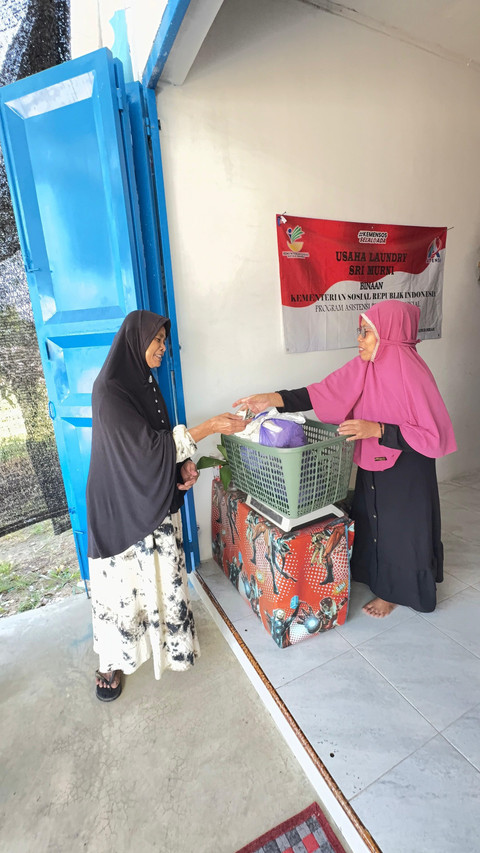 Sri Murni membuka usaha laundry mandiri usai dibantu oleh Kemensos. Foto: Dok. Kemensos
