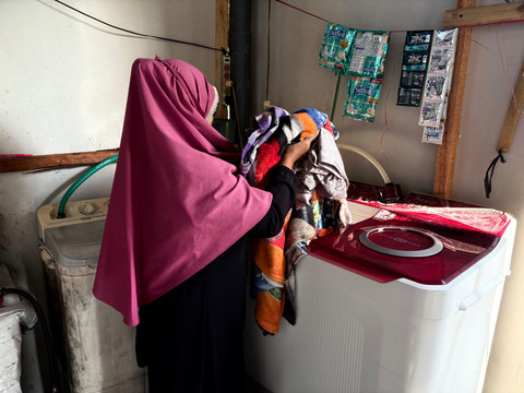 Sri Murni membuka usaha laundry mandiri usai dibantu oleh Kemensos. Foto: Dok. Kemensos