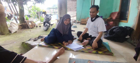 Entin Sumartini (51) mendapat bantuan Program Pemberdayaan Sosial Ekonomi (PPSE) Kemensos dan anaknya masuk sekolah rakyat. Foto: Dok. Kemensos
