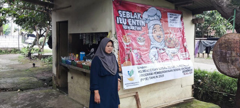 Entin Sumartini (51) mendapat bantuan Program Pemberdayaan Sosial Ekonomi (PPSE) Kemensos dan anaknya masuk sekolah rakyat. Foto: Dok. Kemensos