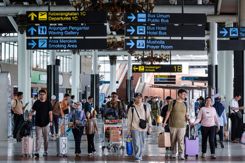 Penumpang pesawat berjalan keluar dari terminal kedatangan di Terminal 1 Bandara Soekarno-Hatta, Tangerang, Banten, Selasa (24/3/2026). Foto: Putra M. Akbar/ANTARA FOTO 