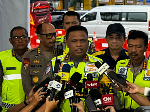 Kakorlantas Polri Irjen Pol Agus Suryonugroho saat meninjau situasi lalin di Gerbang Tol Banyumanik, Selasa (24/3).  Foto: Rayyan/Kumparan