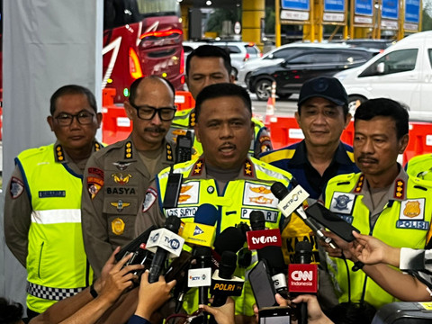 Kakorlantas Polri Irjen Pol Agus Suryonugroho saat meninjau situasi lalin di Gerbang Tol Banyumanik, Selasa (24/3).  Foto: Rayyan/Kumparan