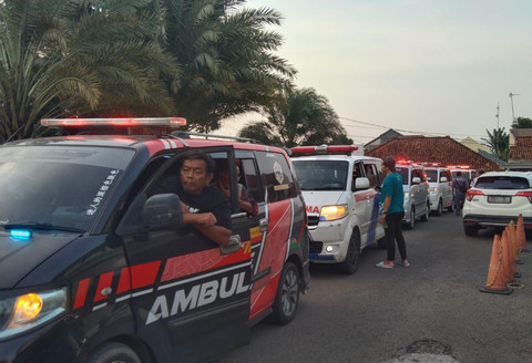 Ambulan yang akan membawa para korban meninggal dunia dan yang sudah diperbolehkan pulang. (24/3/2026).  Foto: Dok. Humas Polres Majalengka