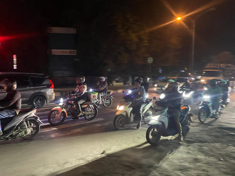 Arus balik lebaran 2026 terlihat sejumlah kendaraan motor dan mobil memadati jalur Pantura arah Jakarta di Simpang Pemuda Cirebon. (24/3/2026) Foto: Panji Asmara/kumparan