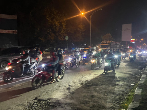 Arus balik lebaran 2026 terlihat sejumlah kendaraan motor dan mobil memadati jalur Pantura arah Jakarta di Simpang Pemuda Cirebon. (24/3/2026) Foto: Panji Asmara/kumparan