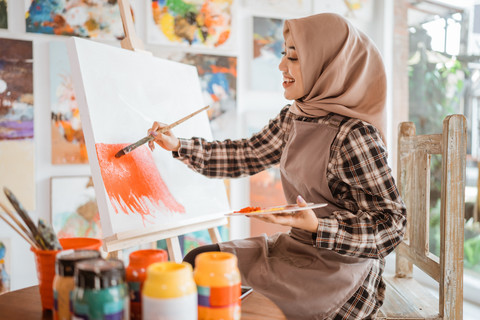 Perempuan melukis. Foto: Odua Images/Shutterstock