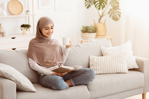 Ilustrasi perempuan membaca buku. Foto: Prostock-studio/Shutterstock