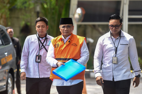 Tersangka kasus dugaan korupsi Yaqut Cholil Qoumas berjalan menuju ruang pemeriksaan di Gedung Merah Putih KPK, Jakarta, Rabu (25/3/2026). Foto: Indrianto Eko Suwarso/ANTARA FOTO