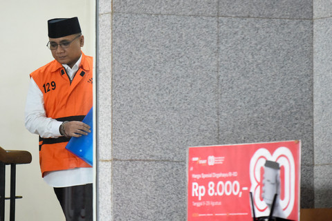 Tersangka kasus dugaan korupsi Yaqut Cholil Qoumas berjalan menuju ruang pemeriksaan di Gedung Merah Putih KPK, Jakarta, Rabu (25/3/2026). Foto: Indrianto Eko Suwarso/ANTARA FOTO