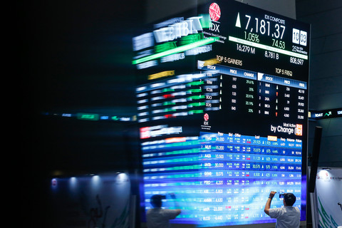 Pengunjung memotret layar yang menampilkan pergerakan Indeks Harga Saham Gabungan (IHSG) di Bursa Efek Indonesia, Jakarta, Rabu (25/3/2026).  Foto: Asprilla Dwi Adha/ANTARA FOTO