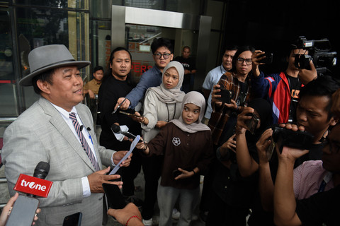 Koordinator MAKI Boyamin Saiman memberikan keterangan usai melaporkan dugaan pelanggaran etik pimpinan KPK terkait pengalihan tahanan rumah mantan Menag Yaqut Cholil Qoumas di Gedung Merah Putih KPK (25/3). Foto: Indrianto Eko Suwarso/ANTARA FOTO