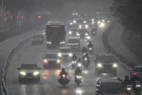 Kendaraan bermotor melintas saat hujan lebat di Jalan Sudirman, Jakarta, Rabu (25/3/2026). Foto: Sulthony Hasanuddin/ANTARA FOTO 