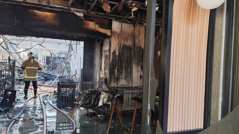 Puing-puing kebakaran di sebuah kafe di Medan, Kamis (26/3). Foto: Amar Marpaung/kumparan