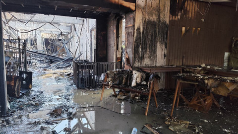 Puing-puing kebakaran di sebuah kafe di Medan, Kamis (26/3). Foto: Amar Marpaung/kumparan