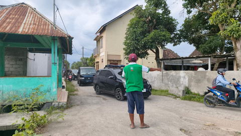 Momen pemudik melintasi jalan persawahan untuk menuju Gerbang Tol Purwomartani, Kalasan Kabupaten Sleman. Peristiwa ini terjadi awal arus balik hingga 24 Maret lalu.  Foto: Dok. Istimewa