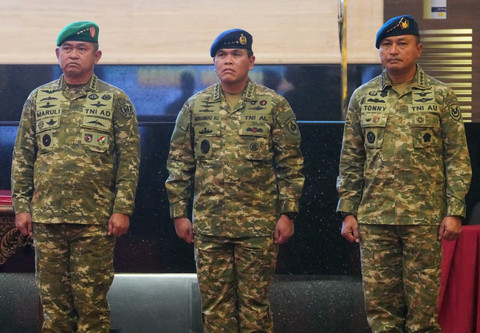Panglima TNI Jenderal TNI Agus Subiyanto didampingi Kasad Jenderal TNI Maruli Simanjuntak, Kasal Laksamana TNI Muhammad Ali, dan Kasau Marsekal TNI Mohamad Tonny Harjono memimpin penyerahan dan pelantikan jabatan di Mabes TNI (25/3/2026). Foto: Dok. Puspen TNI