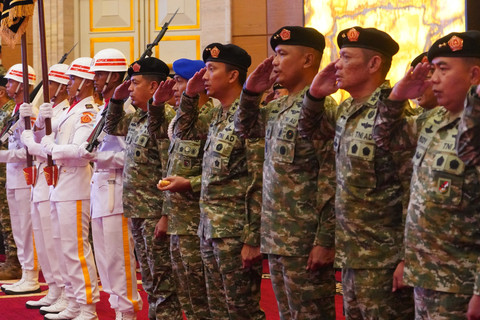 Panglima TNI Jenderal TNI Agus Subiyanto didampingi Kasad Jenderal TNI Maruli Simanjuntak, Kasal Laksamana TNI Muhammad Ali, dan Kasau Marsekal TNI Mohamad Tonny Harjono memimpin penyerahan dan pelantikan jabatan di Mabes TNI (25/3/2026). Foto: Dok. Puspen TNI
