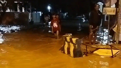 BPBD Brebes bersama instansi terkait melakukan evakuasi warga terdampak banjir. Foto: Dok. BPBD Brebes
