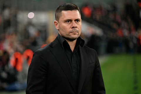 Pelatih Bulgaria Aleksandar Dimitrov memantau jalannya laga kualifikasi Piala Dunia 2026 zona Eropa antara Turki dan Bulgaria di Timsah Arena (15/11/2025). Foto: Ozan Kose/AFP