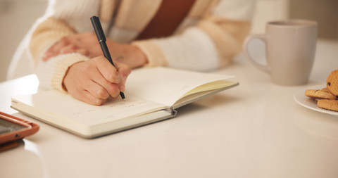 Ilustrasi menulis. Foto: PeopleImages/Shutterstock