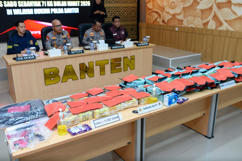 Sejumlah barang bukti ditampilkan saat pengungkapan kasus penyelundupan narkoba di Mapolda Banten, Kota Serang, Banten, Kamis (26/3/2026).  Foto: Muhammad Bagus Khoirunas/ANTARA FOTO