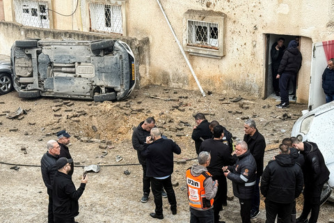 Petugas penyelamat dan aparat keamanan Israel memeriksa lokasi yang terdampak proyektil di Kfar Qassem, Kamis (26/3/2026), setelah serangan rudal yang diluncurkan dari Iran menghantam wilayah tersebut. Foto: Rami Amichay/REUTERS