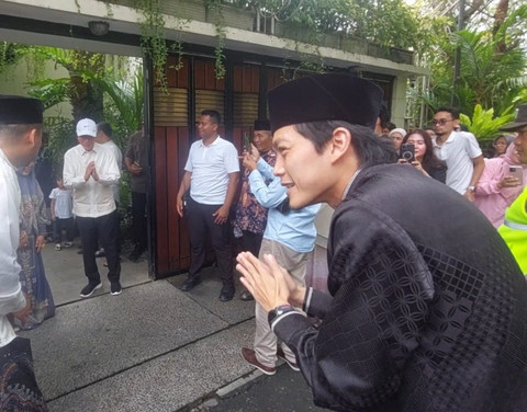 Pengasuh Ponpes Mambaul Hikam II dan pendiri Majelis Ta'lim Sabilu Taubah, Muhammad Iqdam Kholid atau dikenal Gus Iqdam menemui Presiden ke-7 Jokowi di kediamannya Jalan Kutai Utara 1, Solo, Kamis (26/3/2026). Foto: kumparan
