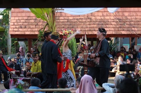 Pertunjukan Tari Seblang di Desa Olehsari, Banyuwangi, yang hingga kini tetap dilestarikan sebagai bagian dari tradisi sakral masyarakat Using.Sumber: banyuwangikab.go.id