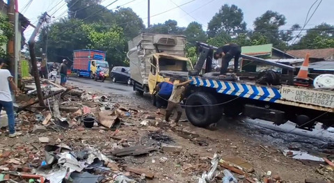 Sebuah truk boks dengan Nopol BE 8270 RU alami kecelakaan di Jalur Provinsi Penghubung Subang-Sadang Purwakarta, Jawa Barat. Foto: Dok. Polres Subang